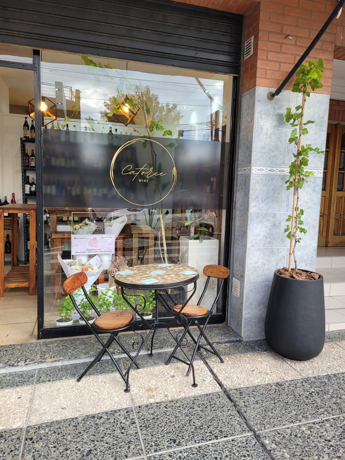 Frente del local Catorce Wine