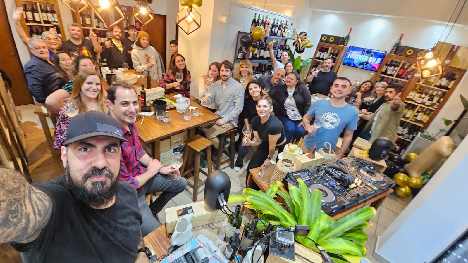 Grupo disfrutando de una cata